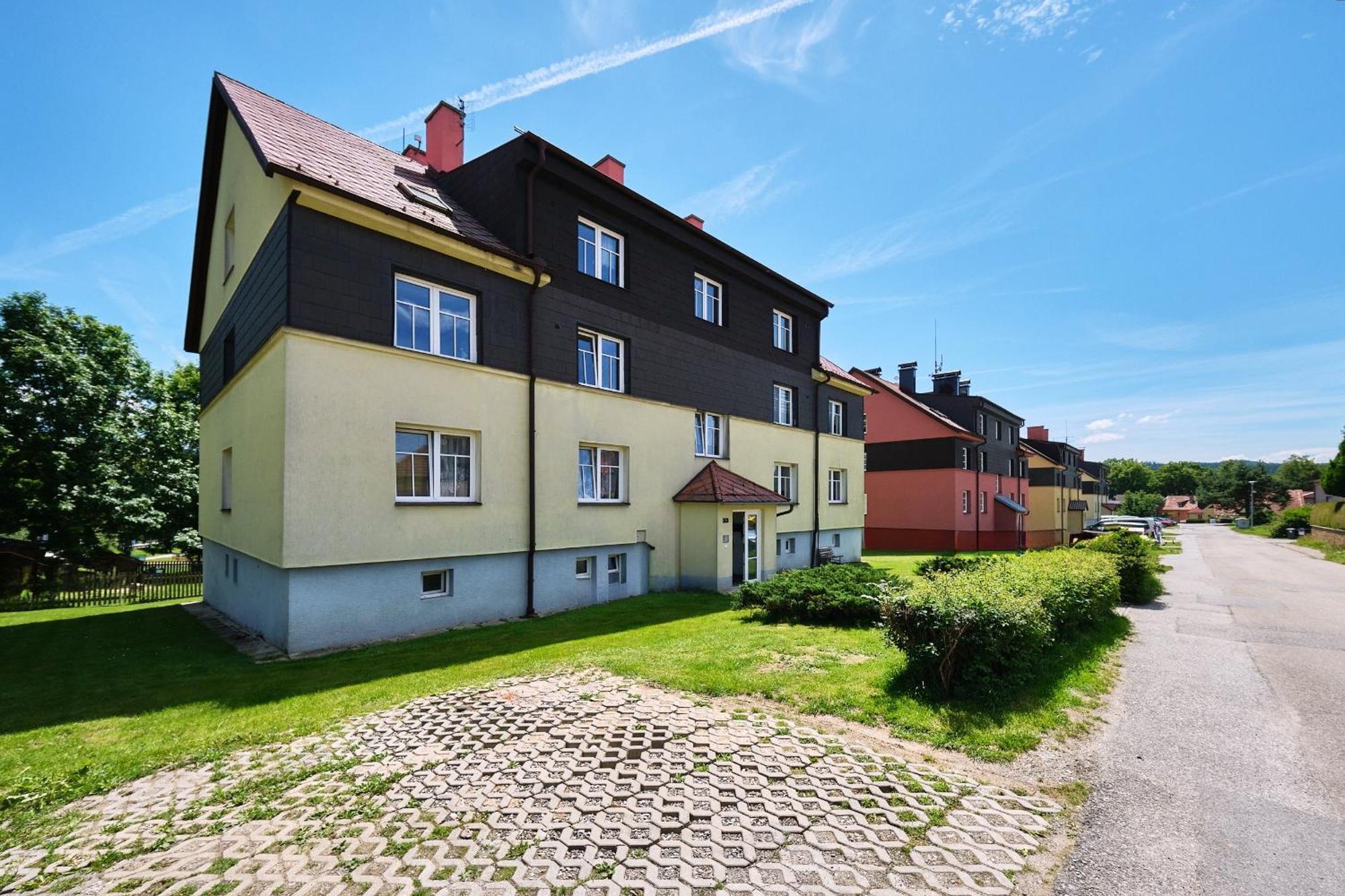 Apartman U Lipna-Frymburk 5アパートメント エクステリア 写真